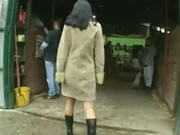 荡婦在馬場與幾個強壯多體位激情打樁